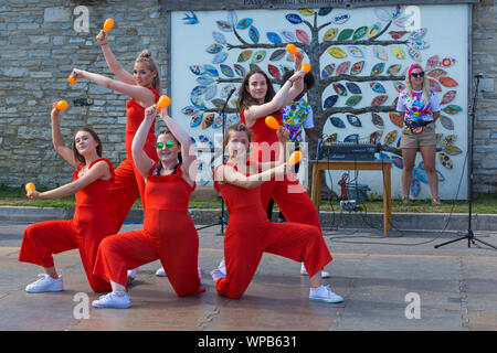 Swanage, DORSET REGNO UNITO. 8 settembre 2019. La folla affollano la città balneare di Swanage per godersi la danza a Swanage Folk Festival in un giorno caldo e soleggiato. I giovani di Horizon Community College, Horizon Dance, ballerini brivido della folla. Credito: Carolyn Jenkins/Alamy Live News Foto Stock