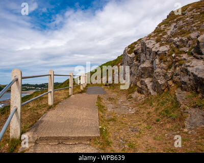 Una vista che guarda a ovest verso Langland Bay sul sentiero della costa del Galles su Gower, tra Limeslade e Rotherslade Bay, Swansea, Galles, Regno Unito. Foto Stock