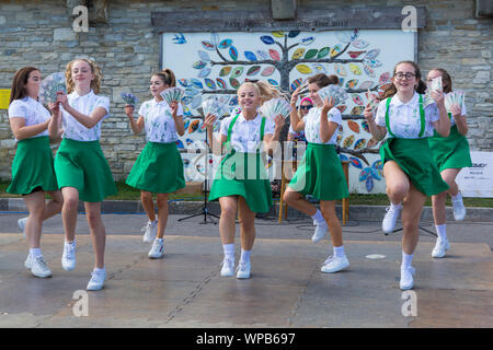 Swanage, DORSET REGNO UNITO. 8 settembre 2019. La folla affollano la città balneare di Swanage per godersi la danza a Swanage Folk Festival in un giorno caldo e soleggiato. I giovani di Horizon Community College, Horizon Dance, ballerini brivido della folla. Credito: Carolyn Jenkins/Alamy Live News Foto Stock