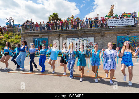 Swanage, DORSET REGNO UNITO. 8 settembre 2019. La folla affollano la città balneare di Swanage per godersi la danza a Swanage Folk Festival in un giorno caldo e soleggiato. I giovani di Horizon Community College, Horizon Dance, ballerini brivido della folla. Credito: Carolyn Jenkins/Alamy Live News Foto Stock