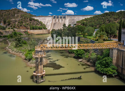 Diga sul Rio Chanca vicino alla sua confluenza con il Rio Guadiana, confine di Spagna, Guadiana Valley Natural Park, distretto di Beja, Baixo Alentejo, Portogallo Foto Stock