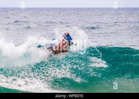 Adolescente boogie boarding sull'isola tropicale di Maui, Hawaii, STATI UNITI D'AMERICA Foto Stock