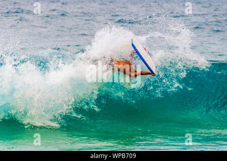 Giovane uomo facendo un Barrel roll mentre boogie boarding a Maui, Hawaii, STATI UNITI D'AMERICA Foto Stock