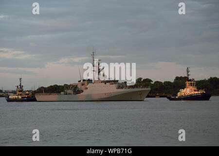 HMS Medway che arrivano a Londra per partecipare alla difesa & attrezzature di sicurezza internazionale (DSEI) 2019 trade show Foto Stock