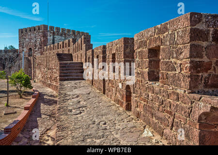 Bastioni a Fortaleza, castello moresco sulla città di Silves, distretto di Faro, Algarve, PORTOGALLO Foto Stock