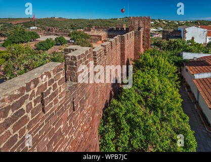 Bastioni a Fortaleza, castello moresco sulla città di Silves, distretto di Faro, Algarve, PORTOGALLO Foto Stock