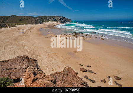 Praia do Amado, Oceano Atlantico spiaggia vicino al villaggio di Carrapateira, Costa Vicentina, distretto di Faro, Algarve, PORTOGALLO Foto Stock