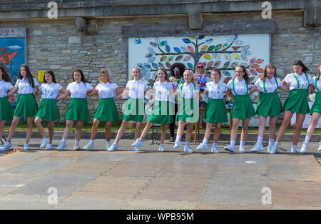 Swanage, DORSET REGNO UNITO. 8 settembre 2019. La folla affollano la città balneare di Swanage per godersi la danza a Swanage Folk Festival in un giorno caldo e soleggiato. I giovani di Horizon Community College, Horizon Dance, ballerini brivido della folla. Credito: Carolyn Jenkins/Alamy Live News Foto Stock