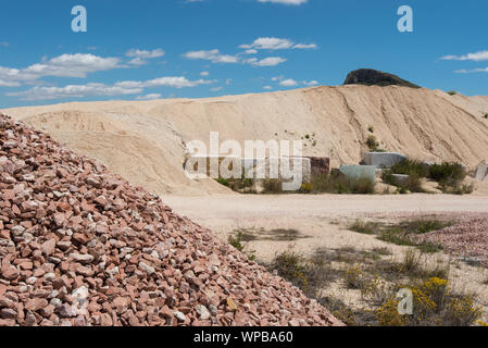 Cumuli di ghiaia e sabbia nella cava di superficie Foto Stock