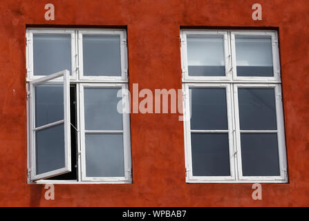 Due finestre si aprivano, uno è chiuso. Foto Stock