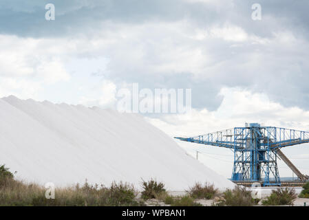 Colle di sale marino da una soluzione salina sito produttivo a costa del Mar Mediterraneo Foto Stock