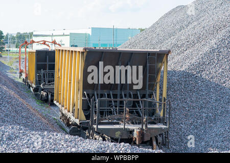 Il trasporto ferroviario sul carico con pietrisco. Il trasporto di materiali alla rinfusa. binario ferroviario di manutenzione. Foto Stock