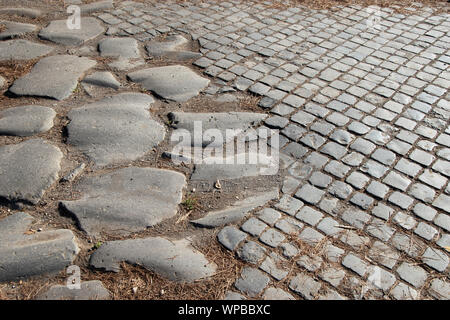 Pavimentazione in basalto dell'Appia Antica di Roma Foto Stock