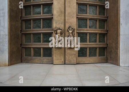 Parigi, Palais de Tokyo, l'Art-Deco-Skulpturen am Portal Foto Stock