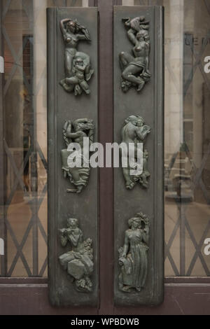 Parigi, Palais de Tokyo, l'Art-Deco-Skulpturen am Portal Foto Stock