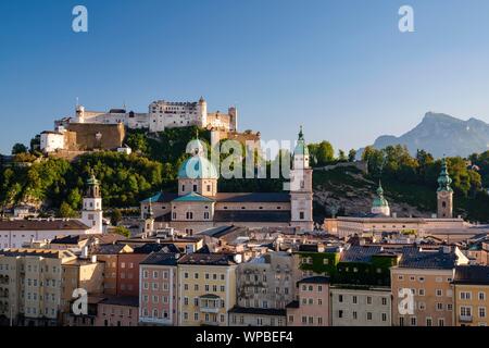 Vista sulla città, la Fortezza di Hohensalzburg sopra la Città Vecchia, Untersberg sul retro, città di Salisburgo Salzburger Land, Austria Foto Stock