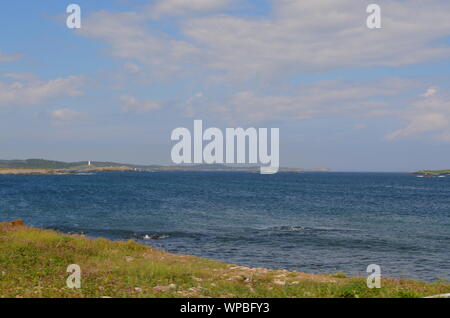 Estate in Nova Scotia: Guardando a Nord al punto di Rochefort, Louisbourg Lighthouse, batteria isola, isola rocciosa e Isola Verde da Blackrock punto Foto Stock