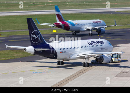 Dusseldorf, Germania - 24 Marzo 2019: la Lufthansa e la Eurowings aerei Airbus a Dusseldorf Airport (DUS) in Germania. Foto Stock