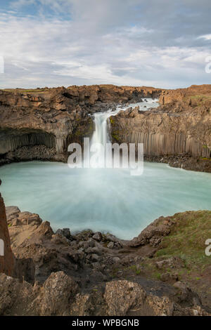 Cascata Aldeyjarfoss Islanda su un torbido caldo giorno d'estate Foto Stock