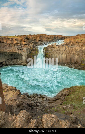 Cascata Aldeyjarfoss Islanda su un torbido caldo giorno d'estate Foto Stock