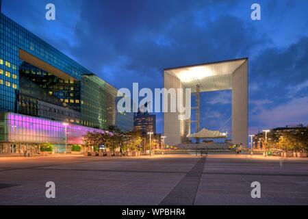 Parigi e La Defense Grande Arche de La Defense, La Grande Arche de la Fraternité; Die Grande Arche wurde zwischen 1984 und 1989 auf Initiative des dama Foto Stock