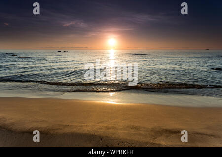 Sunrise vista lago Malawi, onde regolare scorrimento sulla spiaggia, Africa Foto Stock