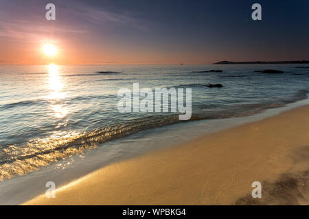 Sunrise vista lago Malawi, onde regolare scorrimento sulla spiaggia, Africa Foto Stock