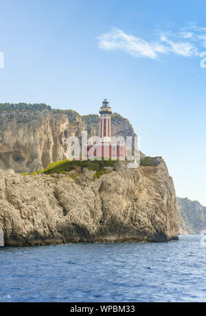 Isola di Capri - Agosto 2019: Il Faro di Punta Carena sorge su una scogliera sulla costa dell'isola di Capri. Foto Stock