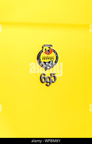 Fiat Abarth badge su sfondo giallo Foto Stock