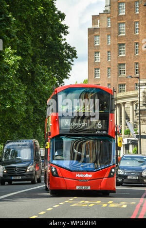 Londra, Inghilterra - Giugno 2018: Rosso servizio pubblico di bus su Park Lane a Londra centrale Foto Stock