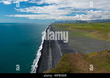 Spiaggia nera nel sud dell'Islanda. Foto Stock
