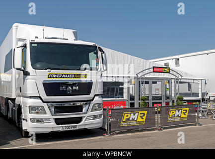 Oulton Park zona paddock, Potenza Max Racing Truck e ospitalità Marquee Foto Stock