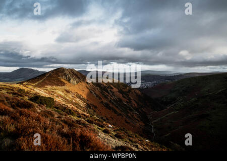 Sole e pioggia nuvole sopra il lungo Mynd, Shropshire Foto Stock