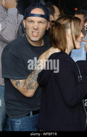 Fred Durst e figlia Adriana presso la prima mondiale di "Lords of Dogtown" tenutasi presso Mann Grauman's Chinese Theatre a Hollywood, CA. La manifestazione ha avuto luogo martedì, 24 maggio 2005. Foto di: SBM / PictureLux - Tutti i diritti riservati Riferimento File # 33864-757SBMPLX Foto Stock