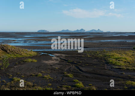 Vista sull'isola di Vestmannaeyjar, nella zona meridionale dell'Islanda, sulla strada nazionale N1 Foto Stock