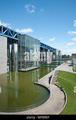 Die Cité des sciences et de l'industrie (dt.: Stadt der Wissenschaften und der Industrie) dominiert den nördlichen Teil des Parc de la Villette im 19. Foto Stock