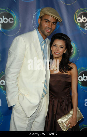 Tony Parker e Eva Longoria all'ABC 2005 estate tutte le Star Party tenuto presso la Abbey in West Hollywood, CA. La manifestazione ha avuto luogo il mercoledì 27 luglio, 2005. Foto di: SBM / PictureLux - Tutti i diritti riservati Riferimento File # 33864-1403SBMPLX Foto Stock