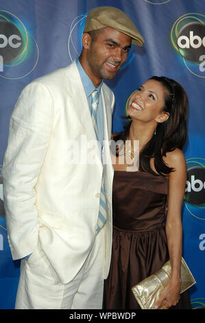 Tony Parker e Eva Longoria all'ABC 2005 estate tutte le Star Party tenuto presso la Abbey in West Hollywood, CA. La manifestazione ha avuto luogo il mercoledì 27 luglio, 2005. Foto di: SBM / PictureLux - Tutti i diritti riservati Riferimento File # 33864-1405SBMPLX Foto Stock