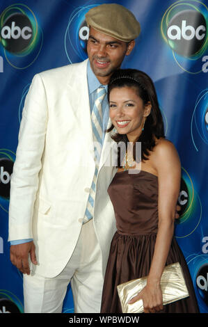 Tony Parker e Eva Longoria all'ABC 2005 estate tutte le Star Party tenuto presso la Abbey in West Hollywood, CA. La manifestazione ha avuto luogo il mercoledì 27 luglio, 2005. Foto di: SBM / PictureLux - Tutti i diritti riservati Riferimento File # 33864-1406SBMPLX Foto Stock