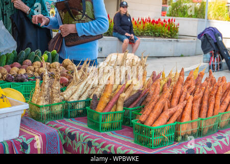 Verdure fresche in vendita presso il settimanale mercato degli agricoltori in Prillia Ontario in Canada. Foto Stock