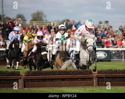 Il pony Shetland Grand National prende il via al Land Rover Burghley Horse Trials, Stamford, Lincolnshire, il 7 settembre 2019. Foto Stock