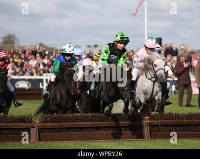 Il pony Shetland Grand National prende il via al Land Rover Burghley Horse Trials, Stamford, Lincolnshire, il 7 settembre 2019. Foto Stock