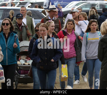 Mike e Mia Tindall, con la principessa Anne (Princess Royal), e Sir Tim Laurence, dopo la visione di Zara Tindall, che è sceso dal suo cavallo mentre concorrenti sulla vicenda di classe, su cross country day (Giorno 3) al Land Rover Burghley Horse Trials, Stamford, Lincolnshire, il 7 settembre 2019. Foto Stock