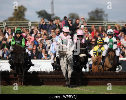 Il pony Shetland Grand National prende il via al Land Rover Burghley Horse Trials, Stamford, Lincolnshire, il 7 settembre 2019. Foto Stock