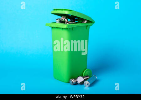 Pattumiera su uno sfondo blu. Batterie, Batterie. Il riciclaggio dei rifiuti Concetto Ecologico Foto Stock
