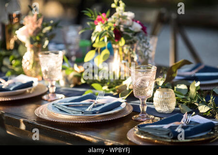 Tabella Vintage setup per esterni di ricevimento di nozze. Foto Stock