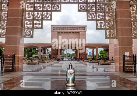 Interno del Masjid Putra o Putra moschea a Putrajaya costruito con rose-granito oscurata, situato in un centro turistico e posizione amministrativa. Foto Stock