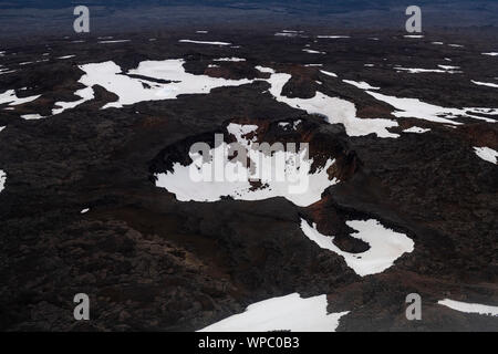 Kollóttadyngja cratere nella neve su un giorno di estate dal di sopra nella centrale a nord di Islanda Foto Stock