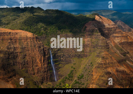 Guarda il Waimea Falls a Waimea Canyon State Park sull'isola di Kauai, Hawaii, USA, soprannominato il Grand Canyon del Pacifico. Foto Stock