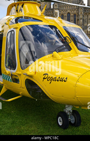 Vista frontale di dettaglio della Dorset e Somerset Air Ambulance elicotteri foto scattata durante i servizi al giorno. Foto Stock